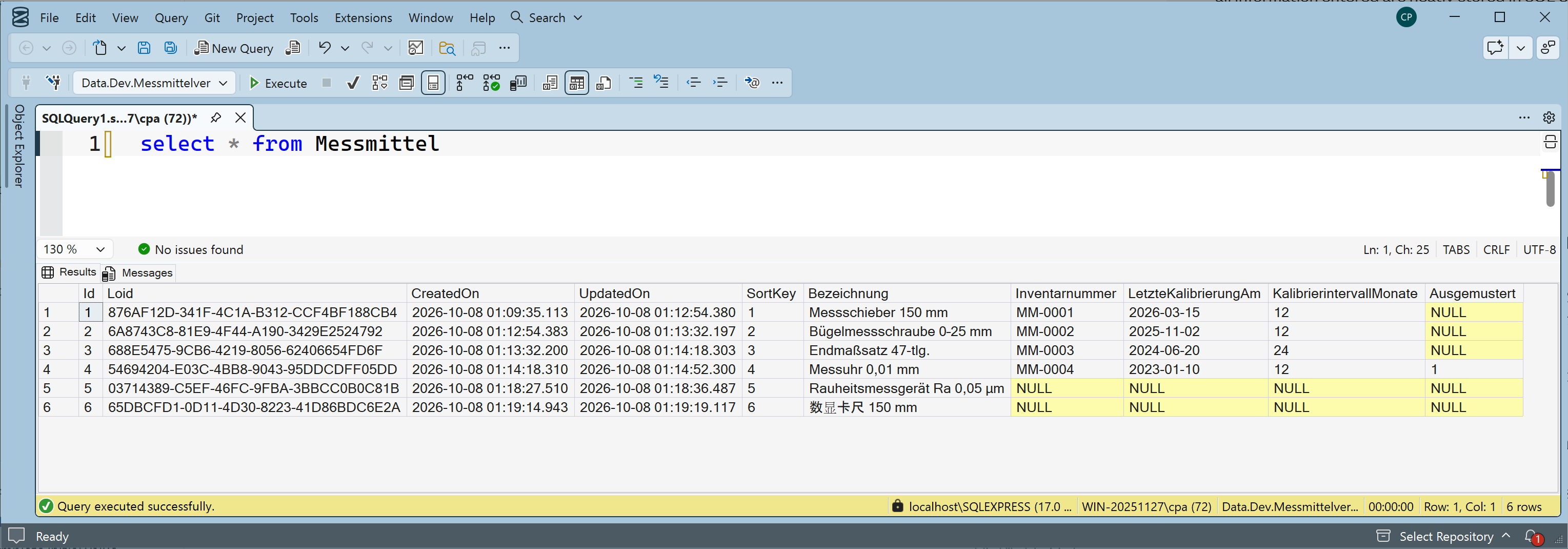 SQL Server Management Studio mit der Abfrage select * from Messmittel auf der Datenbank Data.Dev.Messmittelverwaltung: sechs Zeilen mit den Spalten Id, Loid, CreatedOn, UpdatedOn, SortKey, Bezeichnung, Inventarnummer, LetzteKalibrierungAm, KalibrierintervallMonate und Ausgemustert, darunter Rauheitsmessgerät Ra 0,05 µm und 数显卡尺 150 mm.